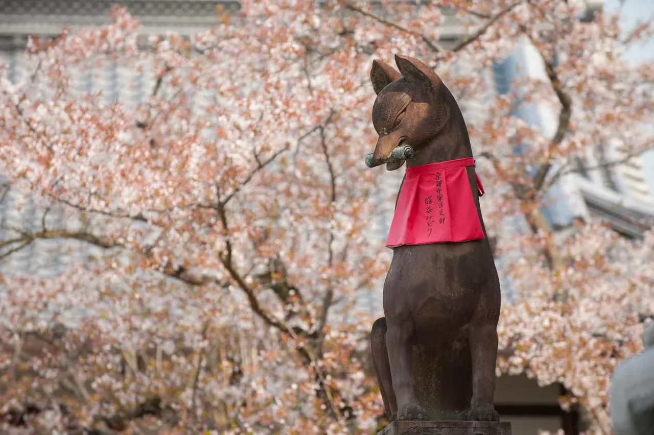 A kitsune statue outside of the Fushimi Inari Shrine in Kyoto, Japan.
