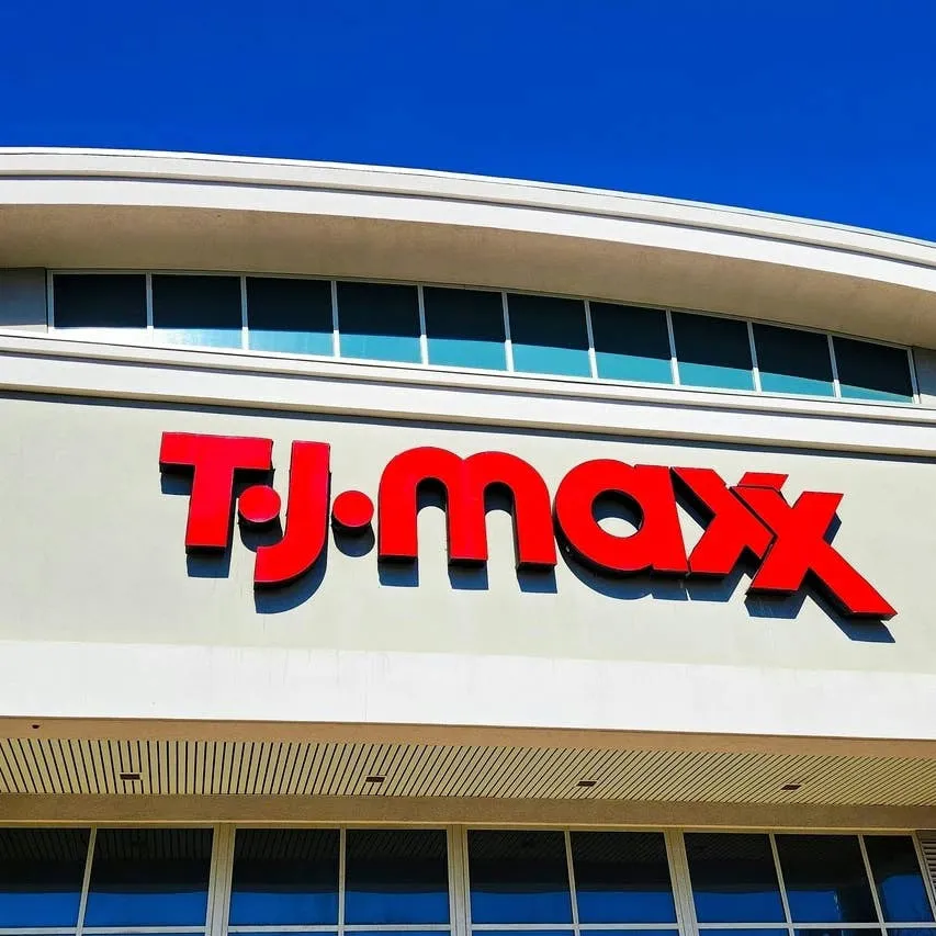 A $17 Cat-Themed Autumn Blanket at T.J. Maxx Is Built for Cozy Evenings